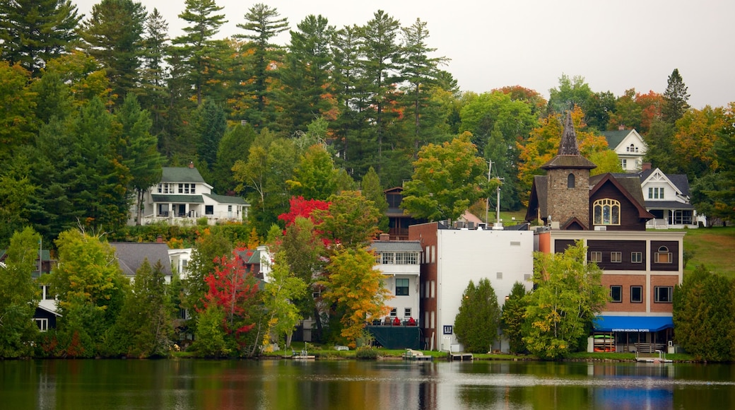 Lake Placid mettant en vedette lac ou étang