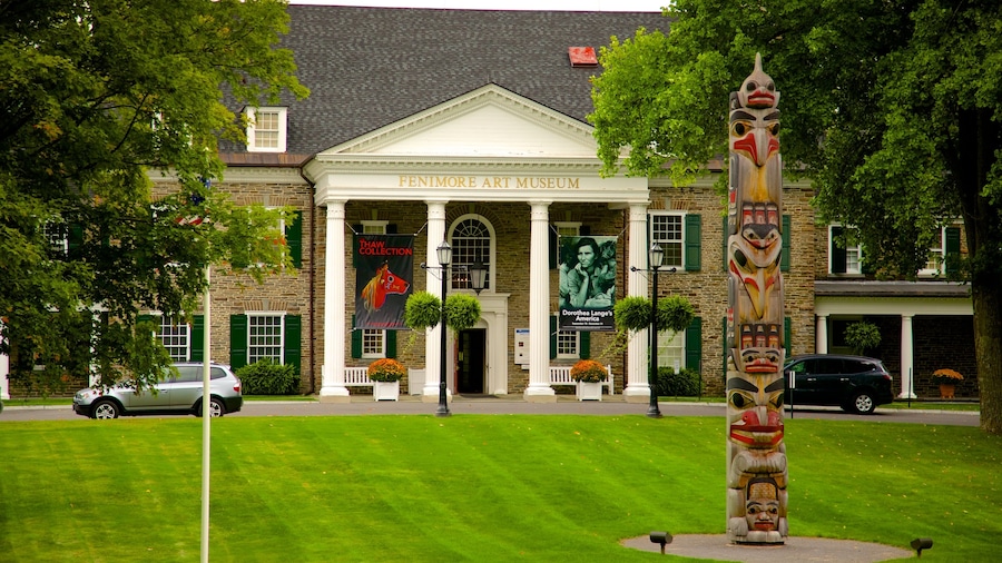 Cooperstown que incluye un jardín