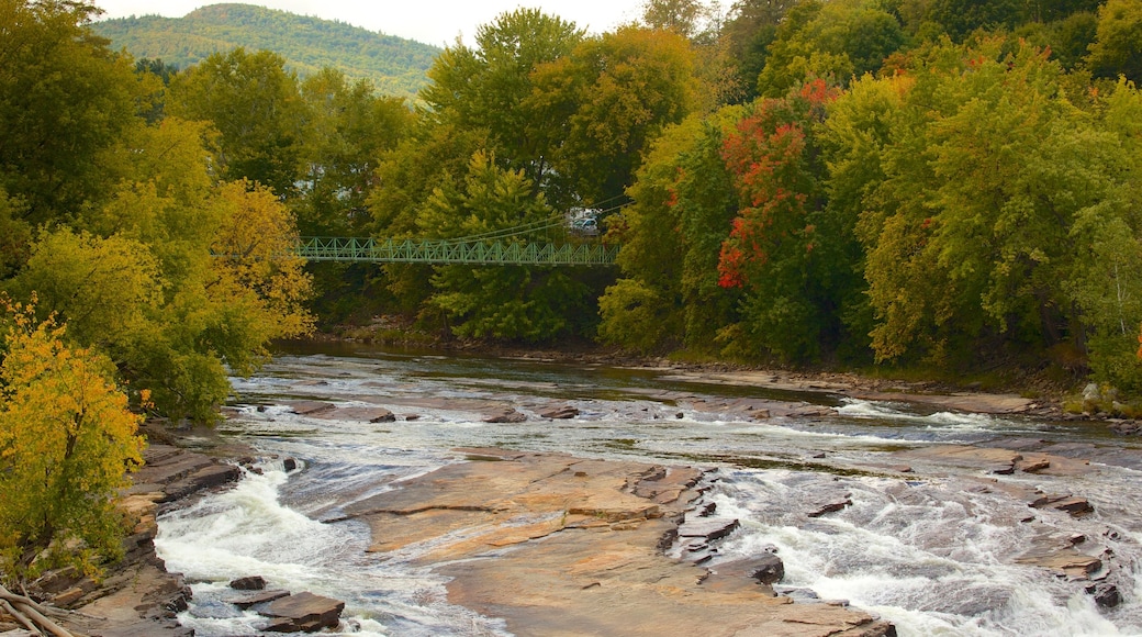 Keeseville caracterizando um rio ou córrego e cenas tranquilas