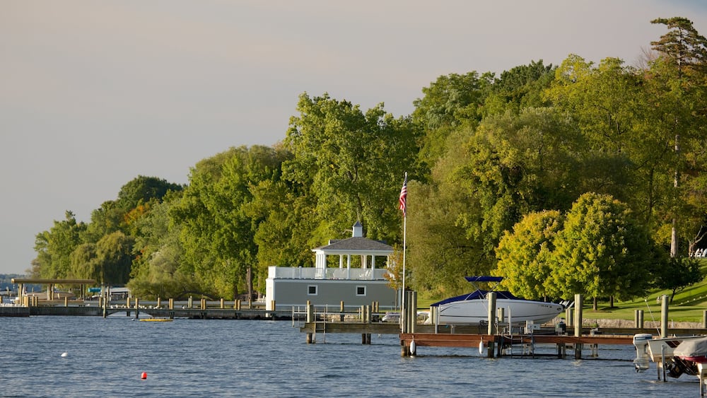 Aurora das einen Bucht oder Hafen, Park und See oder Wasserstelle