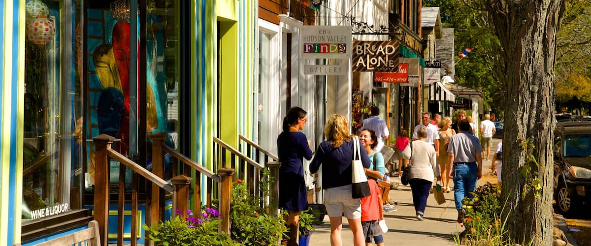 Rhinebeck showing a city