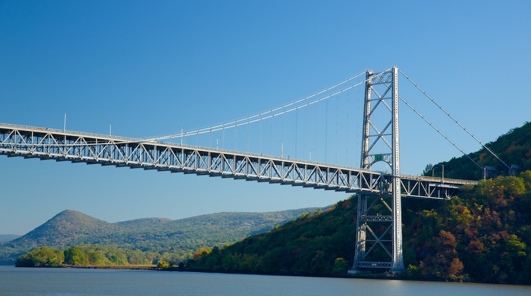 Bear Mountain State Park que incluye un río o arroyo, un puente y escenas tranquilas