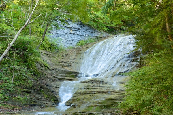 Buttermilk Falls State Park johon kuuluu joki tai puro ja rauhalliset maisemat