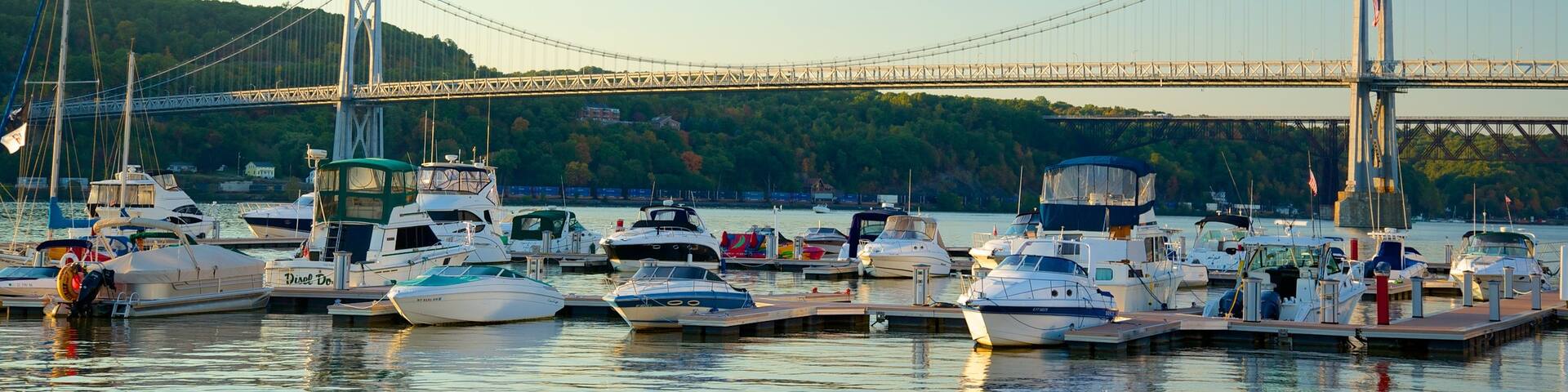 Mid-Hudson Bridge mit einem Fluss oder Bach, Brücke und Bucht oder Hafen