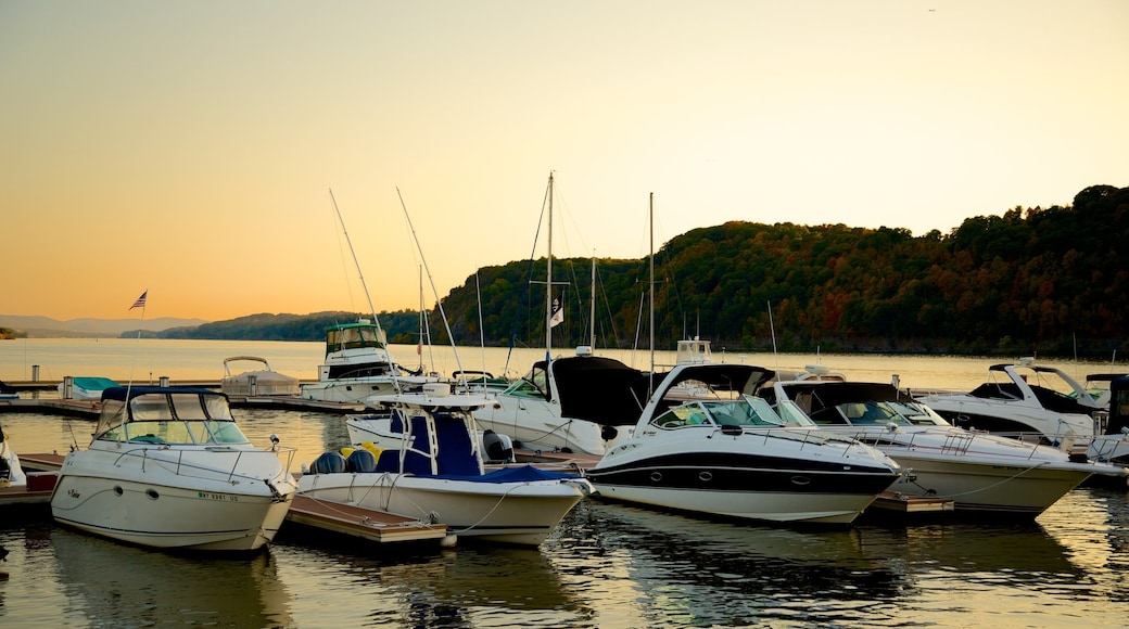 Puente Mid-Hudson ofreciendo situaciones tranquilas, una bahía o un puerto y un atardecer