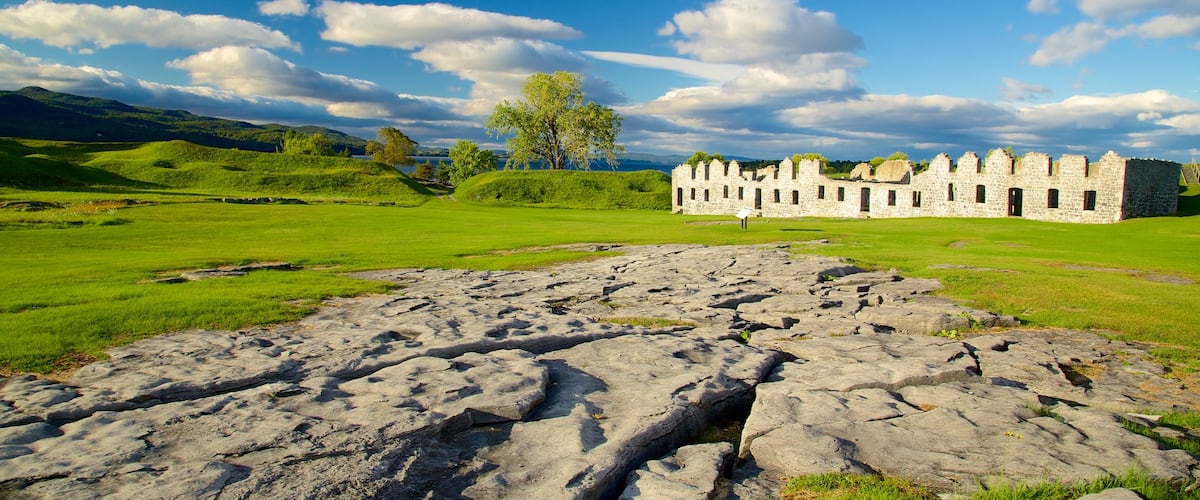 Lugar histórico estatal de Crown Point mostrando una ruina y un parque