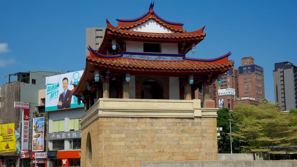 Puerta del Este mostrando una ciudad y elementos patrimoniales