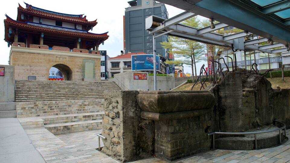 Puerta del Este mostrando elementos patrimoniales