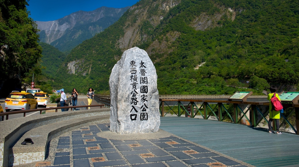 Parque Nacional de Taroko que incluye señalización y escenas tranquilas