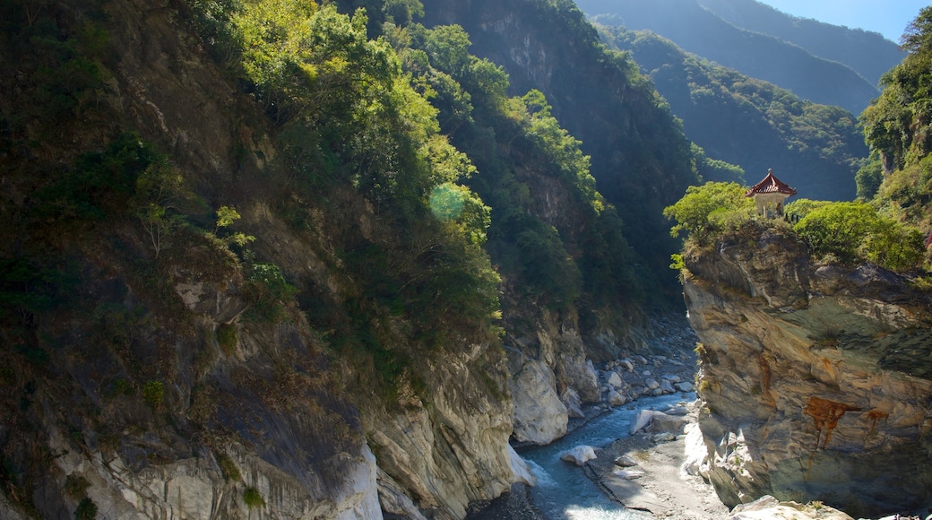 Parco Nazionale di Taroko mostrando paesaggi rilassanti, gola o canyon e fiume o ruscello
