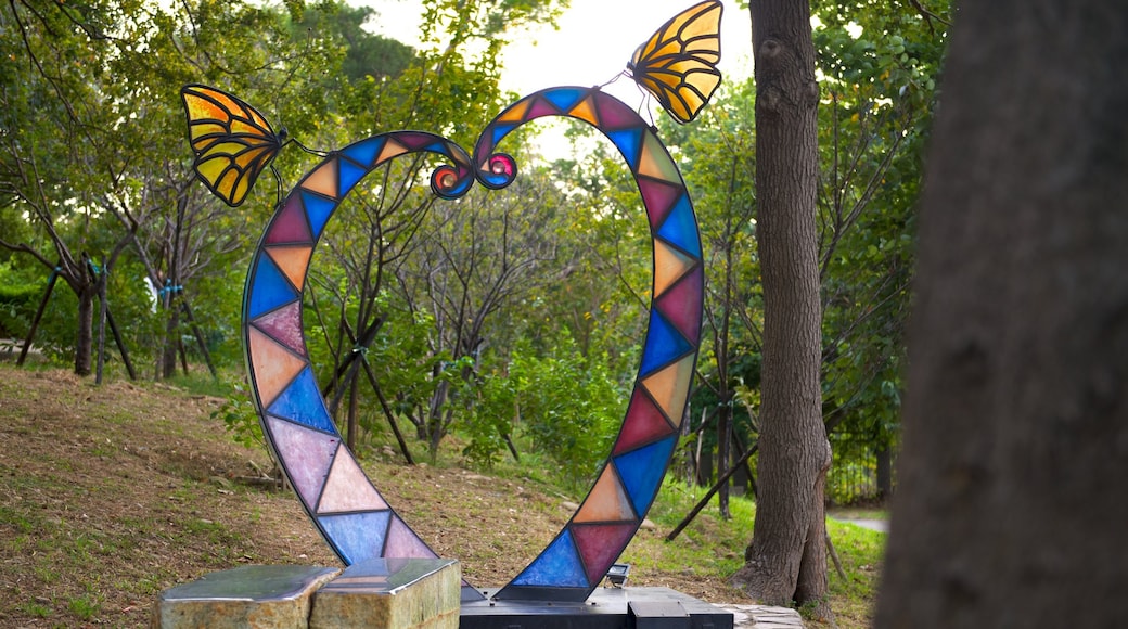 Museo del cristal de Hsinchu que incluye un jardín y arte al aire libre