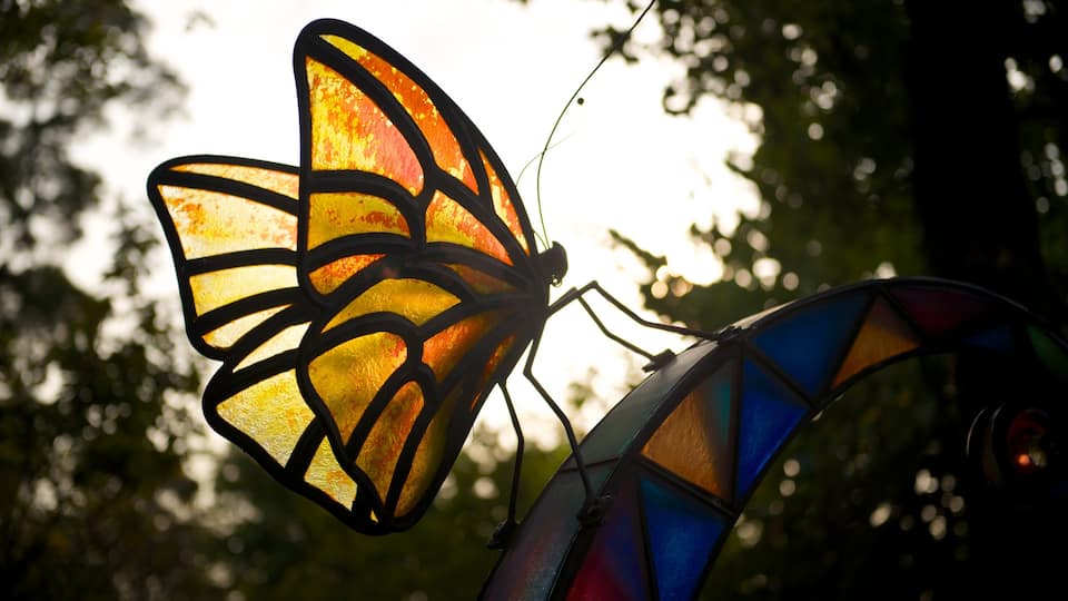 Museo del cristal de Hsinchu ofreciendo un jardín y arte al aire libre