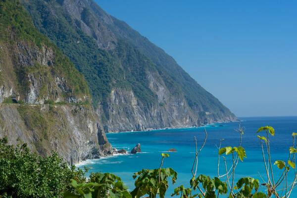 Ching-Shui-klippen som omfatter udsigt over kystområde og klippekystlinje