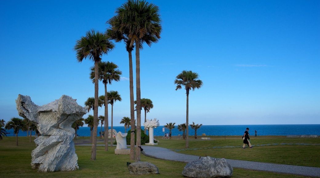 Plage de Chishingtan montrant jardin et art en plein air