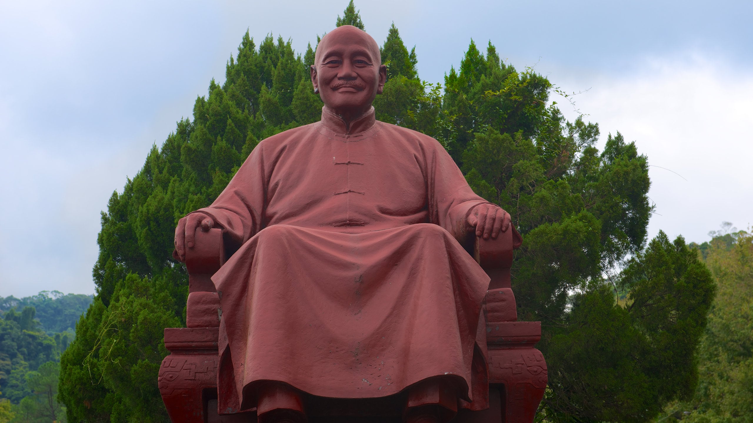 Taoyuan County showing a monument and a statue or sculpture