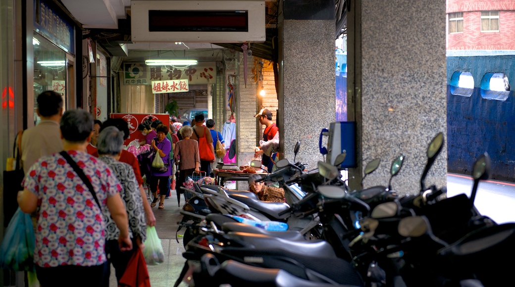 Keelung mostrando uma cidade assim como um pequeno grupo de pessoas