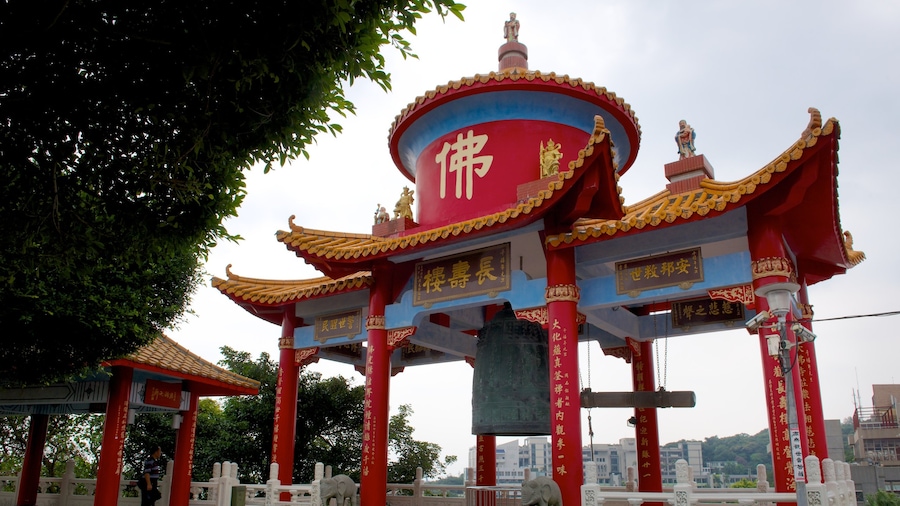 Standbeeld van Guanyin bevat een tempel of gebedshuis en religieuze elementen
