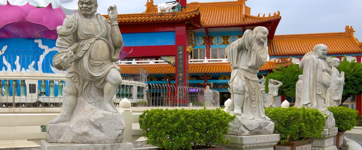 Estatua de Guanyin mostrando aspectos religiosos y una estatua o escultura