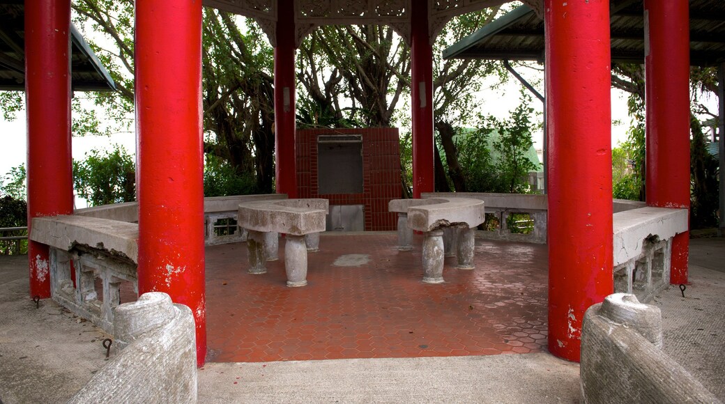 Zhongzheng Park showing a garden