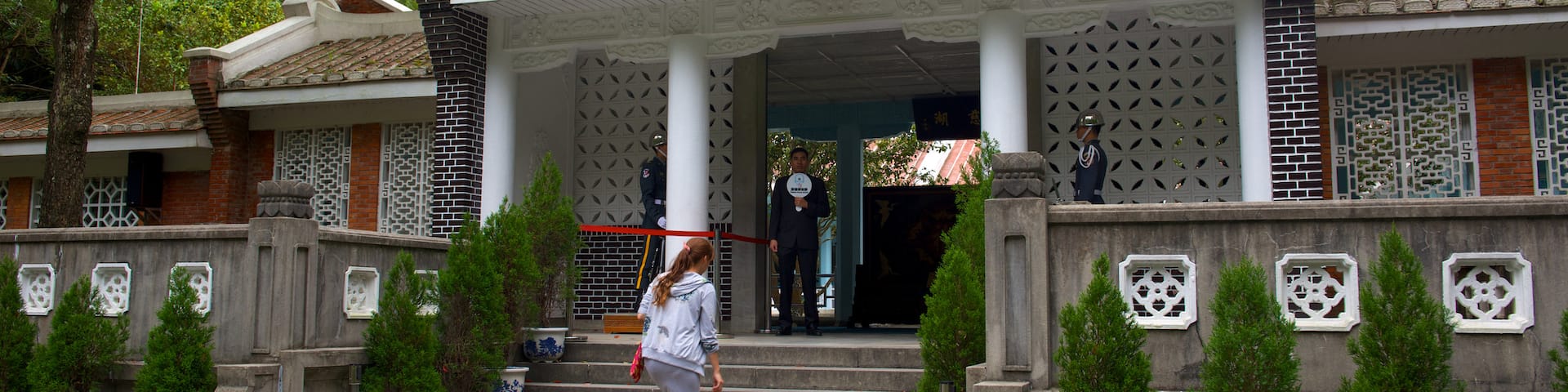 Cihu and Cihu Mausoleum showing a monument and a garden