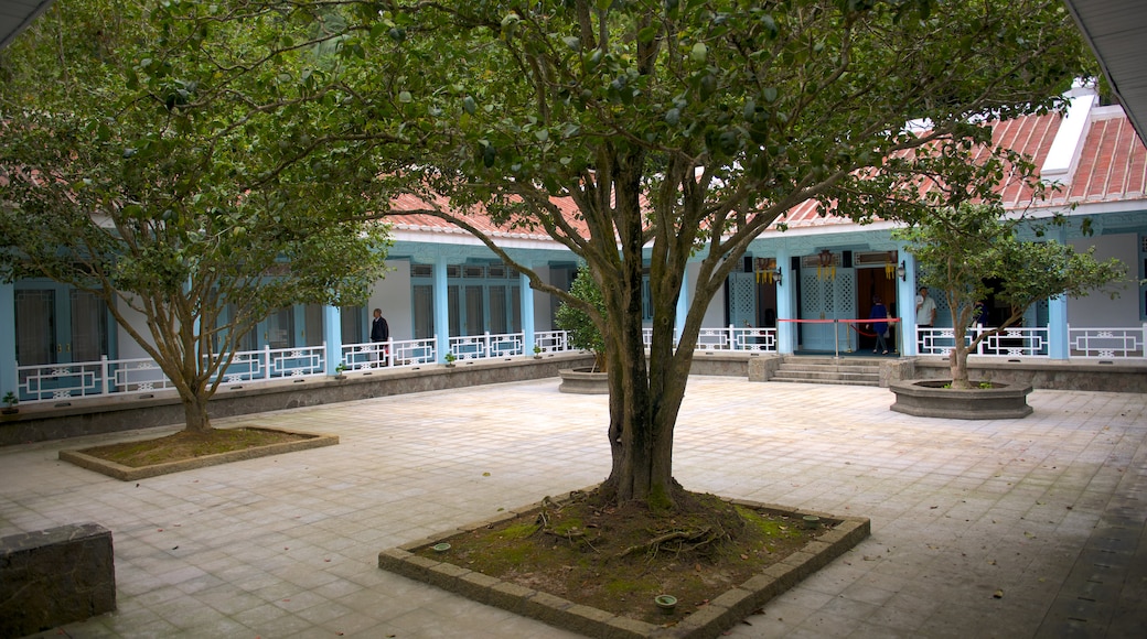 Cihu and Cihu Mausoleum showing a monument