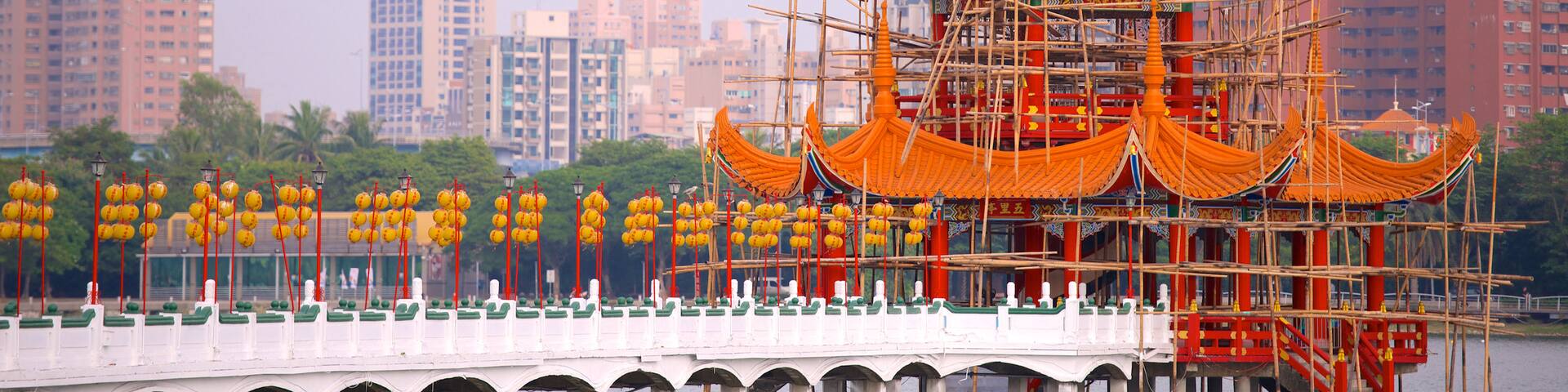 Spring and Autumn Pavillions showing a lake or waterhole, a temple or place of worship and a city