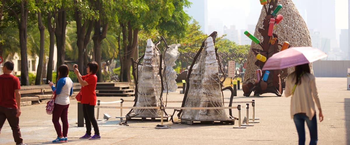 Pier-2 Art Center ofreciendo arte al aire libre y una estatua o escultura y también un pequeño grupo de personas