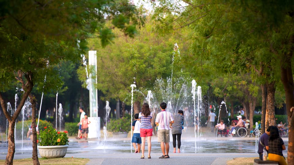 Central Park montrant fontaine aussi bien que petit groupe de personnes
