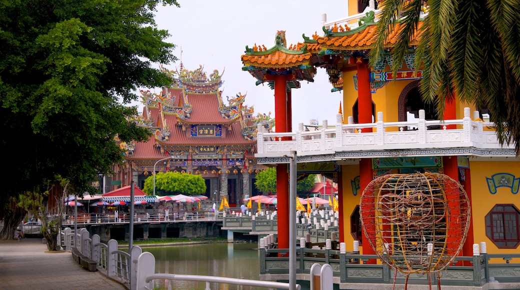 Dragon Tiger Tower showing a temple or place of worship