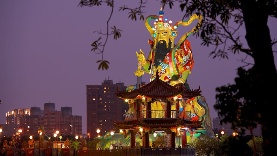 Beiji Xuantian Shangdi featuring a statue or sculpture and a sunset
