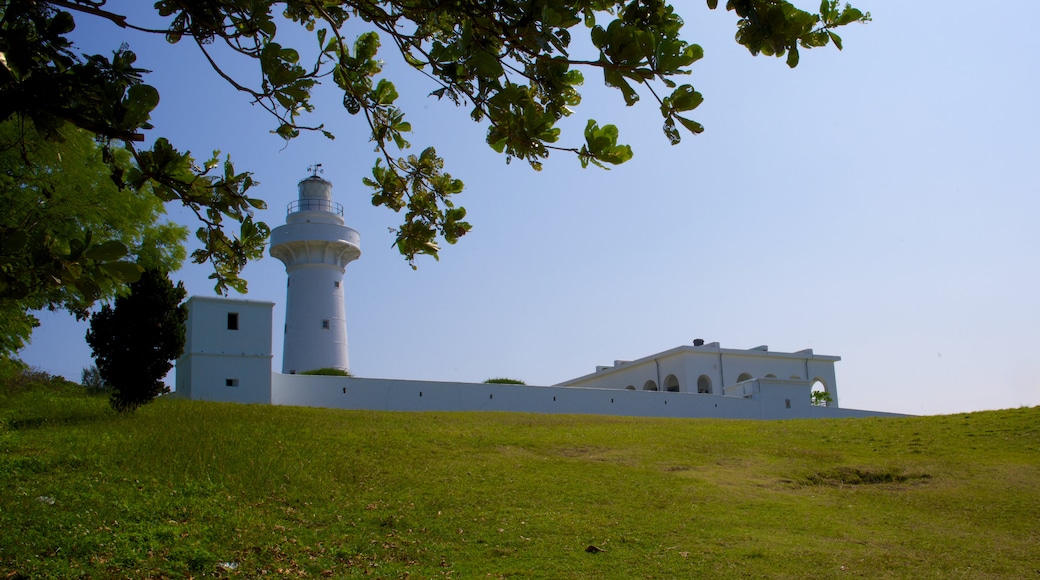 Faro di Eluanbi mostrando parco