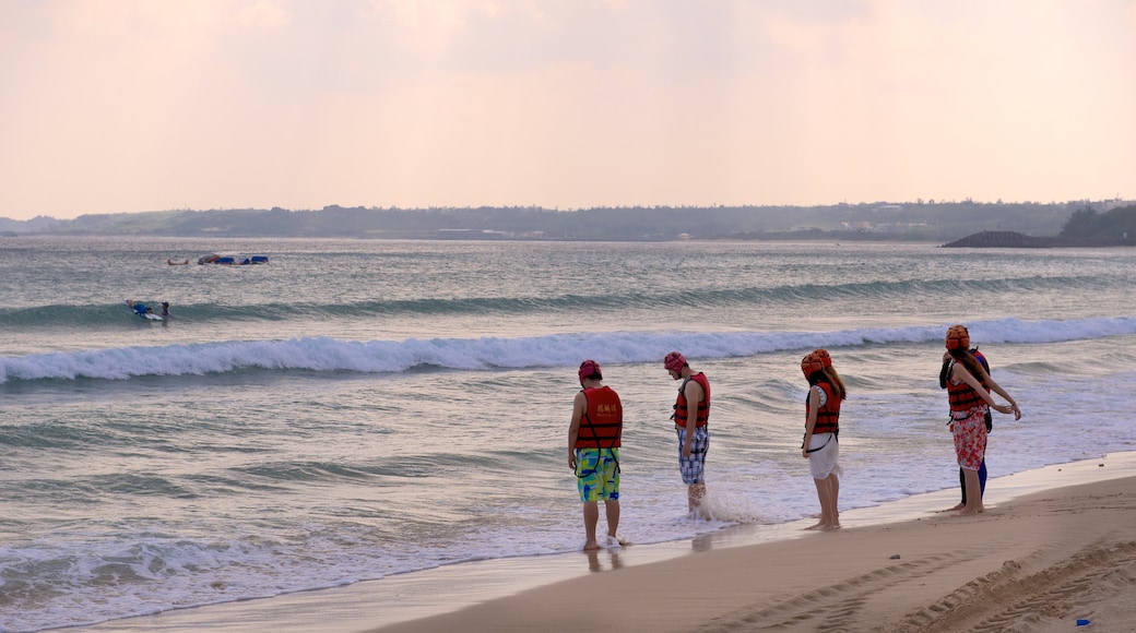 Strand van Nan Wan bevat surfen en een zandstrand en ook een klein groepje mensen