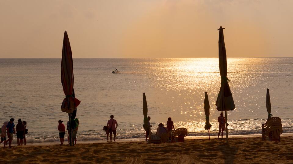 Kenting National Park showing a sunset and a beach