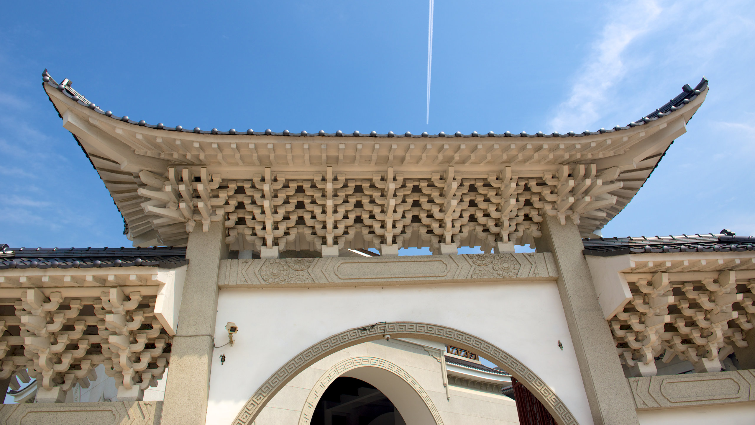 Paochueh Temple which includes a temple or place of worship