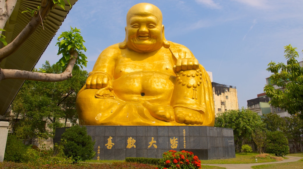 Paochueh Temple showing a statue or sculpture, religious elements and a garden