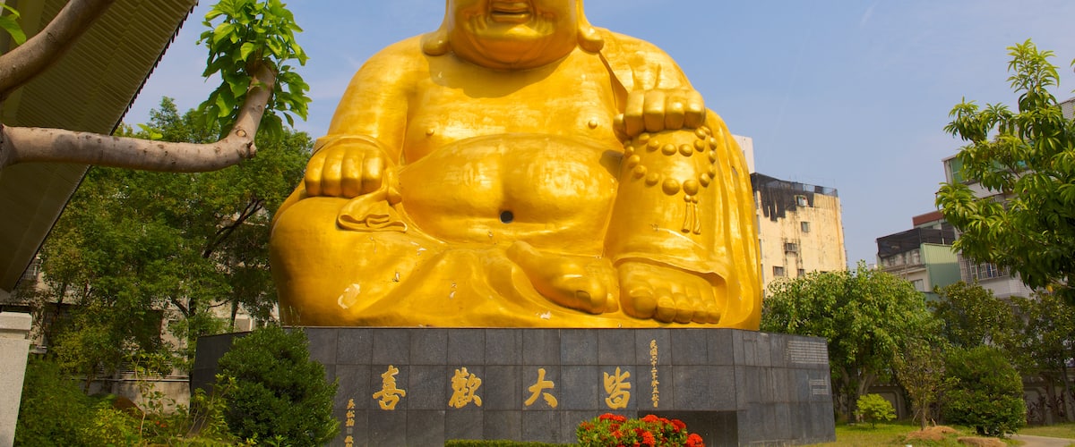 Paochueh Temple showing religious elements, a statue or sculpture and a garden