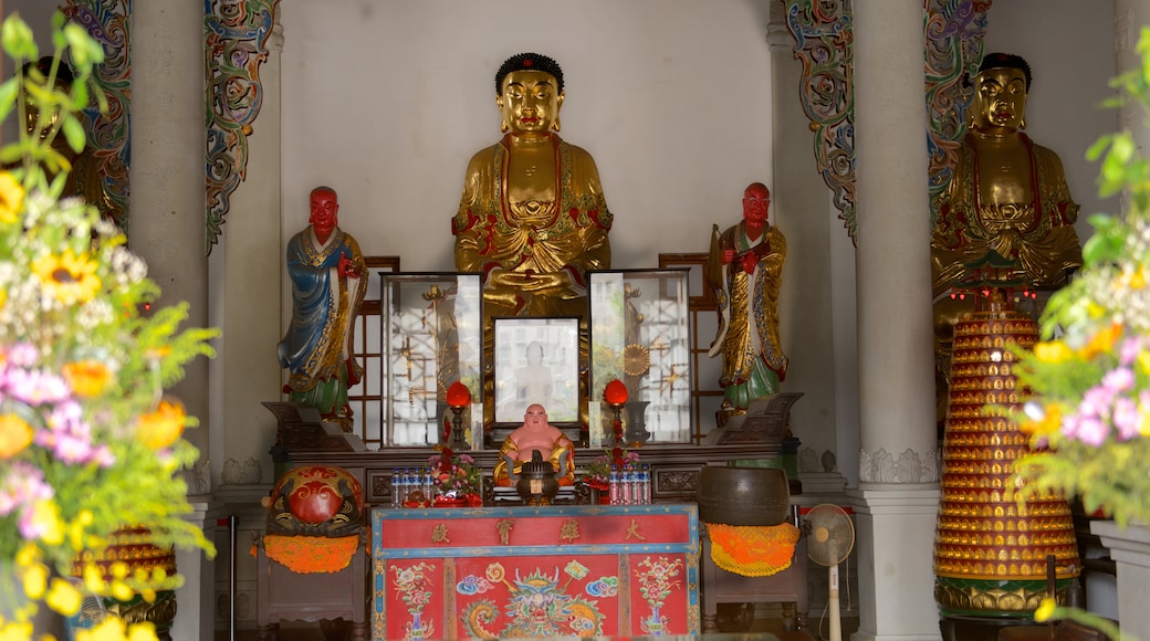 Paochueh Temple featuring religious elements and interior views