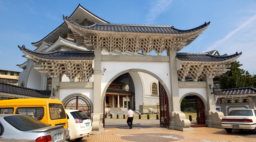 Paochueh Temple which includes a temple or place of worship