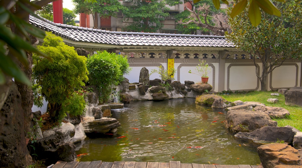 Paochueh Temple showing a park and a pond