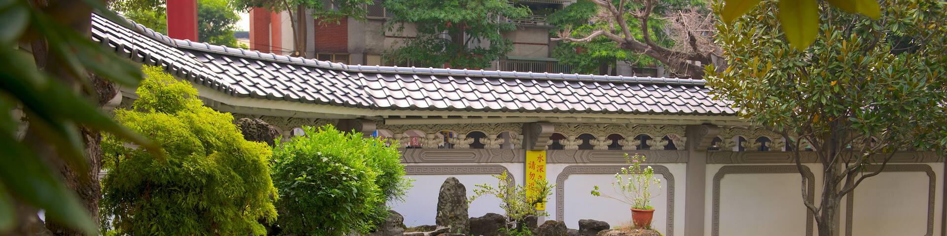 Paochueh Temple showing a pond and a park