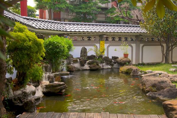 Paochueh Temple showing a pond and a park