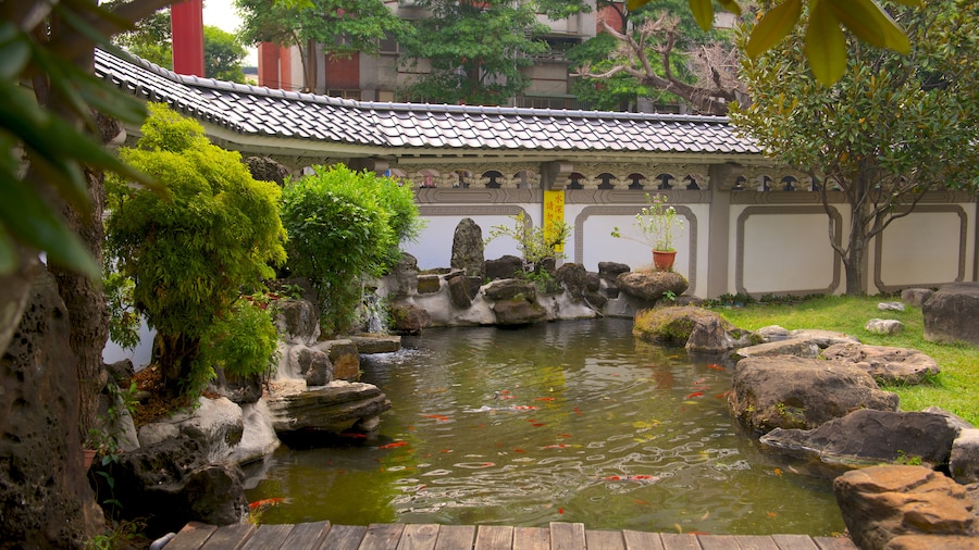 Paochueh Temple showing a pond and a park