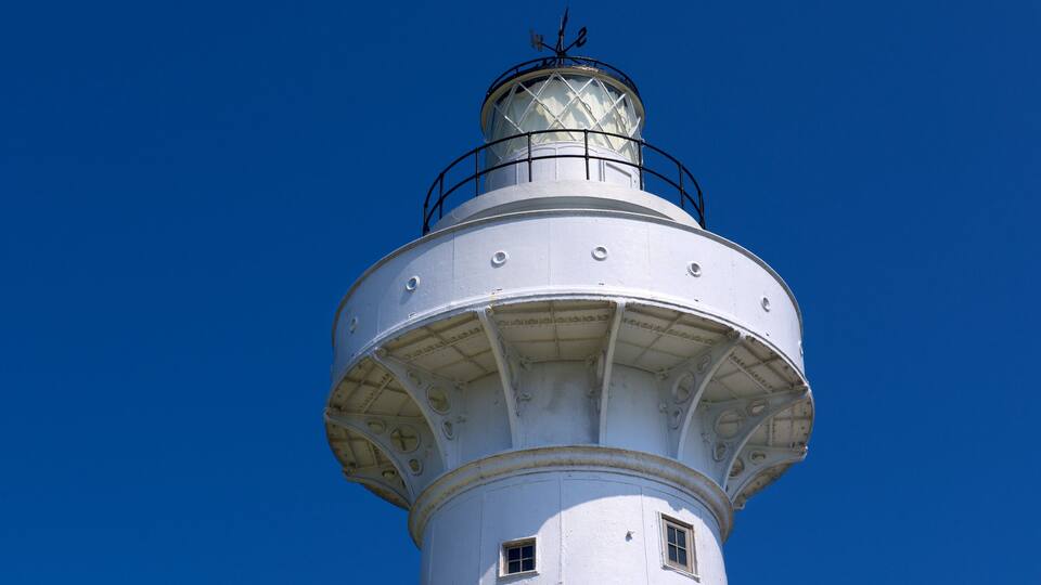 Faro de Eluanbi ofreciendo un faro