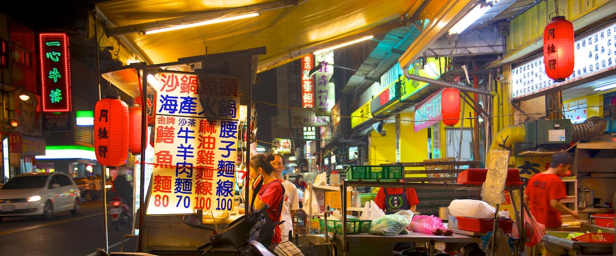 Zhonghua Night Market showing night scenes and markets