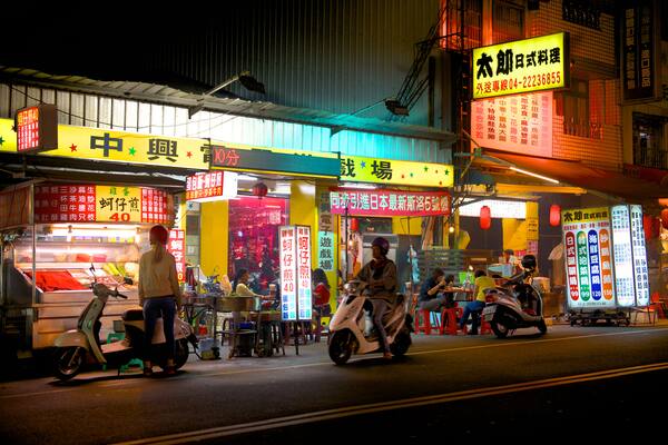 Zhonghua Night Market which includes night scenes and a city