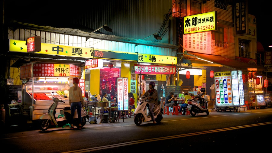 Zhonghua Night Market showing a city and night scenes