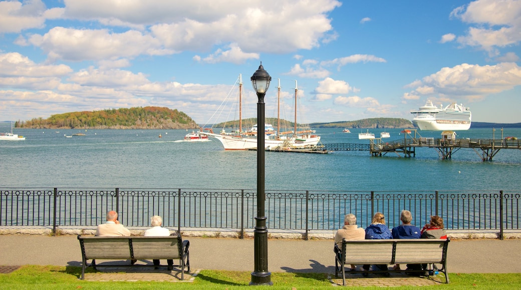 Bar Harbor mit einem allgemeine Küstenansicht