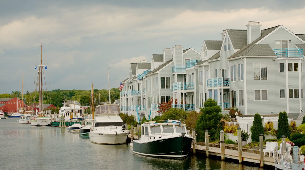 Mystic mostrando una bahía o puerto y una casa