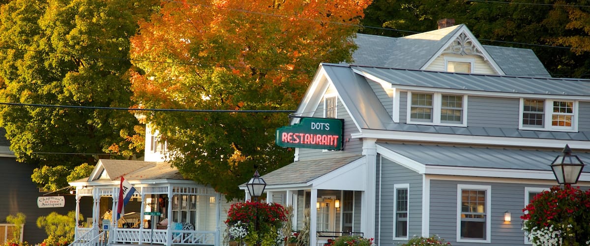 Wilmington mostrando una ciudad y los colores del otoño