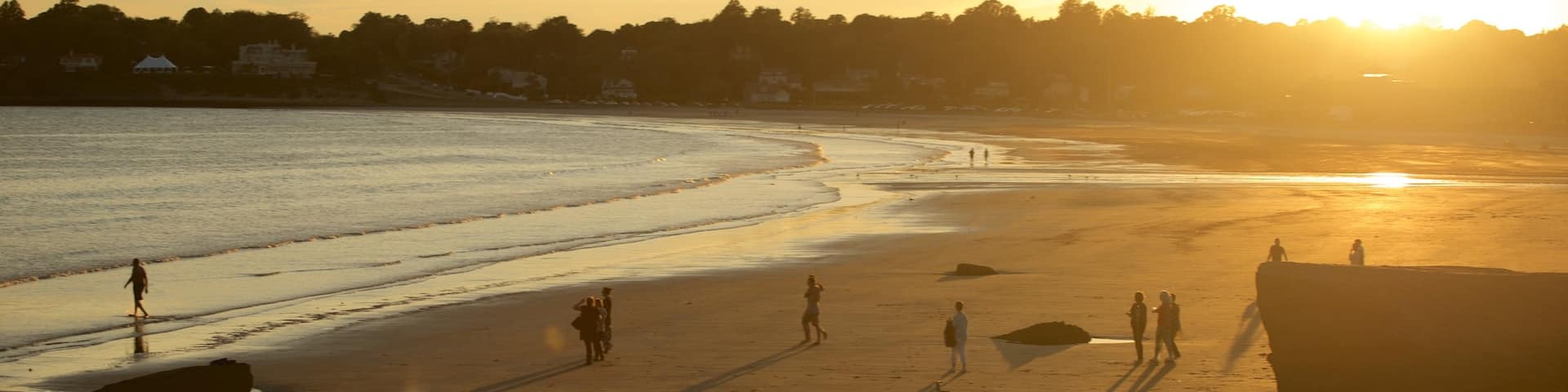 Easton\'s Beach qui includes plage de sable et coucher de soleil